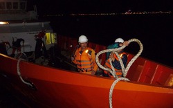 Vượt sóng dữ cứu 31 ngư dân bị nạn trên biển Hoàng Sa