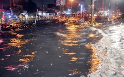 Ảnh: Đường TP.HCM thành “biển” sau cơn mưa