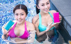 Siêu mẫu diện bikini tắm cùng smartphone