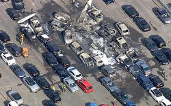 Anh: Máy bay đâm xuống khu đấu giá ô tô, 4 người chết