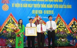 Ban Tuyên giáo Hà Tĩnh đón nhận Huân chương Lao Động hạng Nhất