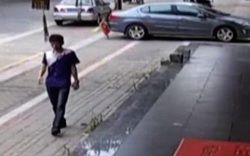 Video: Kinh ngạc em bé 2 tuổi bị xe cán không chết