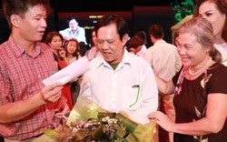Khán giả Hà Nội tặng tiền tới tấp cho "Vua nhạc sến"