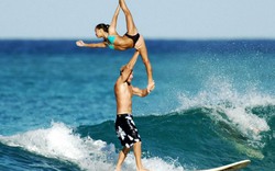 Clip: Choáng với cặp đôi vừa lướt sóng vừa nhào lộn trên không