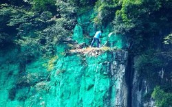 TQ: Sơn cả vách núi màu xanh cho... hợp phong thủy