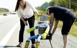 Robot “thử lòng người tốt” bị xé tan xác ở Mỹ