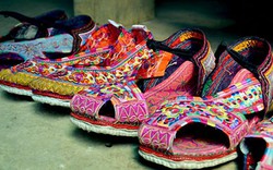 Độc đáo đôi giày thêu thủ công của phụ nữ Xạ Phang