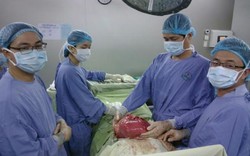 Phẫu thuật thành công khối u khổng lồ nặng 6,5 kg