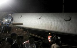 Ấn Độ: Hai tàu hỏa trật đường ray trong lũ, 19 người chết