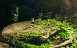 Chàng trai say sưa kéo violin giữa núi rừng Quảng Bình