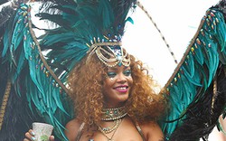 Rihanna gây náo loạn đường phố với bikini nóng bỏng