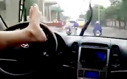 Clip: “Biểu diễn” lái ô tô bằng chân trên đường phố HN