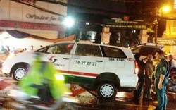 Xe taxi “ngồi” trên dải phân cách trong cơn mưa