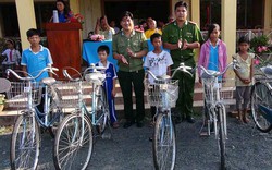 Học sinh nghèo An Giang nhận quà tặng, xe đạp