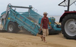 Thuê xe đãi cát biển để tìm… rác