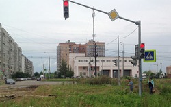 Thành phố Nga dựng cột đèn giao thông giữa... bãi đất hoang