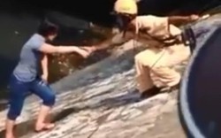 HN: CSGT cứu một phụ nữ định nhảy sông Tô Lịch