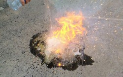 Video: Hóa chất cháy dữ dội khi gặp nước tại Thiên Tân