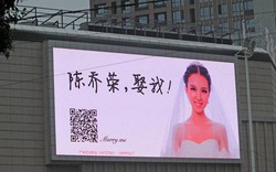 Thiếu nữ xinh đẹp mua biển quảng cáo để cầu hôn