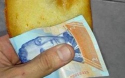 Người dân Venezuela dùng tiền làm… giấy ăn