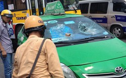 Taxi "đại náo" đường phố HN có biểu hiện... "bất thường"