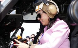 Bộ trưởng Y tế đội mũ phi công lên trực thăng trên tàu bệnh viện Mỹ