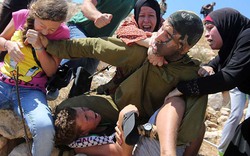 Bé gái Palestine cắn tay lính Israel giải cứu bạn