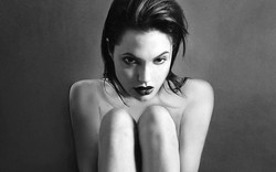 Ảnh khỏa thân của Angelina Jolie ở tuổi 20 được rao bán