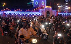 Hàng ngàn người đổ về trung tâm Sài Gòn xem pháo hoa