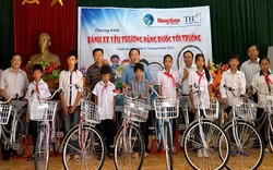 Hơn 70 chiếc xe đạp đến với trò nghèo