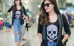 Huyền My "hầm hố" với áo đầu lâu, jeans rách ở sân bay