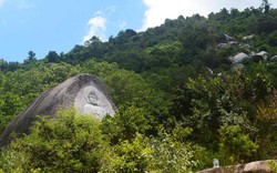 Hình tượng Phật A Di Đà khắc trên núi đá độc đáo tại Bình Định