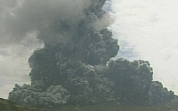 Clip núi lửa lớn nhất Nhật Bản phun trào dữ dội