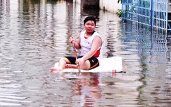 Hơn 20 giờ sau trận mưa lịch sử, người TPHCM vẫn “bơi”