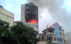 Hà Nội: Sau hai tiếng nổ lớn, 4 tầng nhà bị thiêu rụi