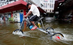 Dân Thái Lan chế phương tiện sống chung với ngập lụt