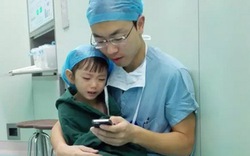 TQ: Sốt ảnh bác sĩ ôm bé gái vỗ về trước ca phẫu thuật
