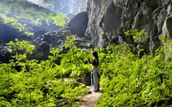 Tà áo dài Việt và lời cầu hôn trong hang Sơn Đoòng