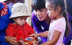 Việt Hương đưa con gái cùng đi làm từ thiện