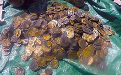 Dọn rác dưới đáy biển, phát hiện hàng trăm đồng tiền vàng