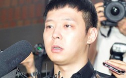 Park Yoochun bị tố quan hệ với vũ công khỏa thân