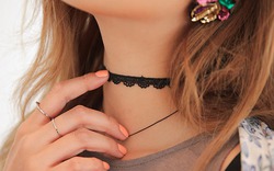 Diện choker lung linh cho mùa hè thêm xinh