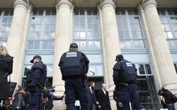 Cảnh sát Anh bị đâm trọng thương khi xem Euro với vợ ở Paris