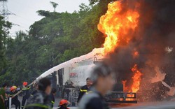 Hà Nội: Đang bơm vào cây xăng, xe bồn bỗng phát cháy dữ dội