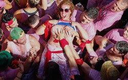Lễ hội kỳ lạ vô tư chạm ngực phụ nữ hút hàng ngàn du khách