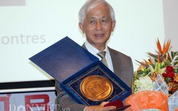 Trao bằng Tiến sĩ danh dự cho Chủ tịch Hội gặp gỡ Việt Nam