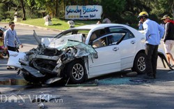 Xe khách và ô tô con “đấu đầu”, 4 người bị thương