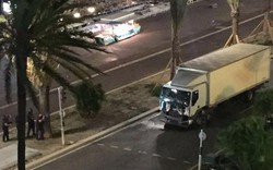 Video: Xe tải cán đám đông khiến 80 người chết ở Pháp