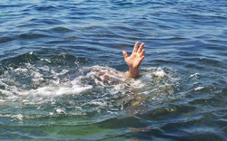 Trượt chân xuống hồ nước sâu, 3 học sinh chết đuối