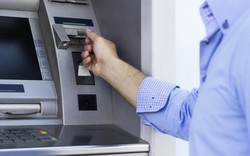 Clip: Tội phạm đánh cắp dữ liệu của người rút tiền ATM thế nào?